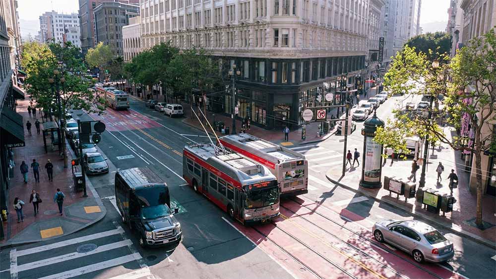 Khi du lịch Mỹ, bạn có thể di chuyển bằng xe bus, tàu điện ngầm,...