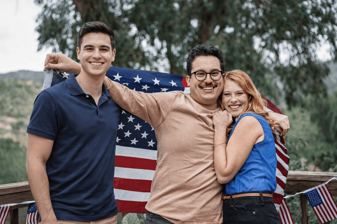 Chỉ công dân Mỹ từ 21 tuổi trở lên mới có quyền nộp hồ sơ bảo lãnh cha mẹ ruột hoặc cha mẹ nuôi hợp pháp