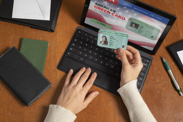 Thời gian bảo lãnh diện vợ chồng thẻ xanh (F2A) khoảng 3,5 – 4 năm