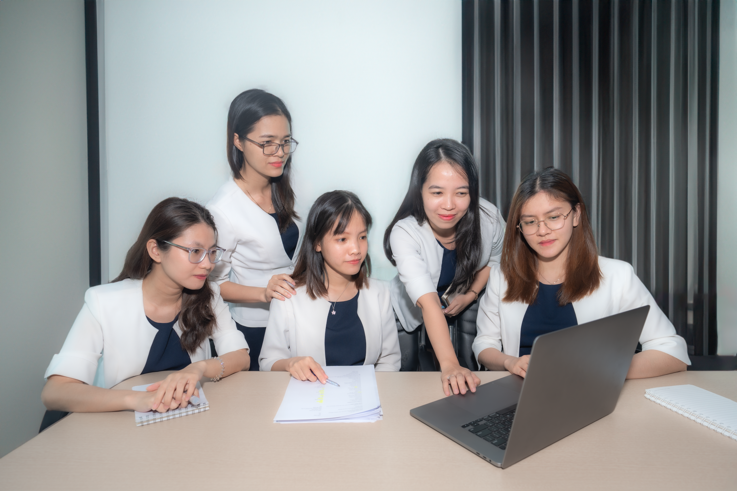 Chuẩn bị hồ sơ diện bảo lãnh con cùng First Consulting Group