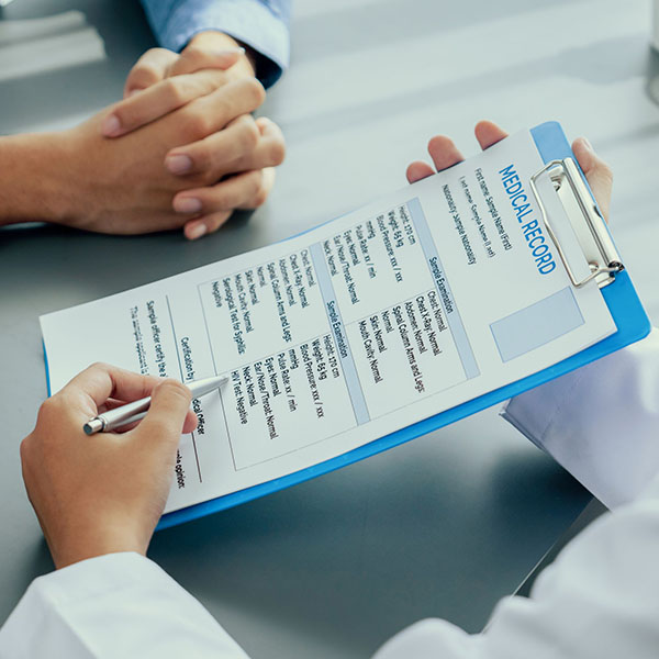 Chích ngừa và khám sức khỏe đi Mỹ