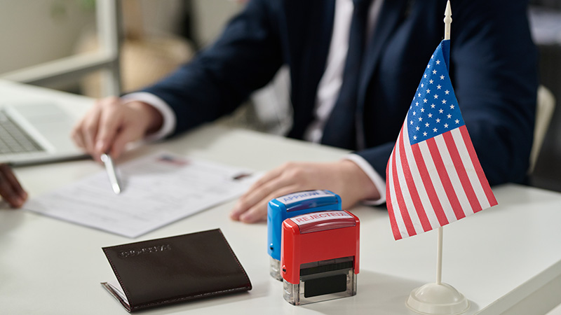 Tình huống pháp lý phức tạp cần hỗ trợ từ Luật Sư Di Trú Mỹ