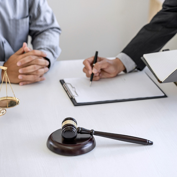 Vì tính chất phức tạp và rủi ro cao, người nộp hồ sơ nên tham khảo ý kiến luật sư di trú có kinh nghiệm