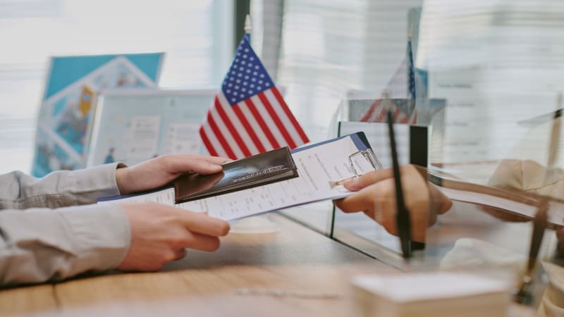 Hệ thống nhập cư Hoa Kỳ được quản lý bởi Sở Di trú Mỹ và Bộ Ngoại giao thông qua Trung tâm Thị thực Quốc gia và các Lãnh sự quán.