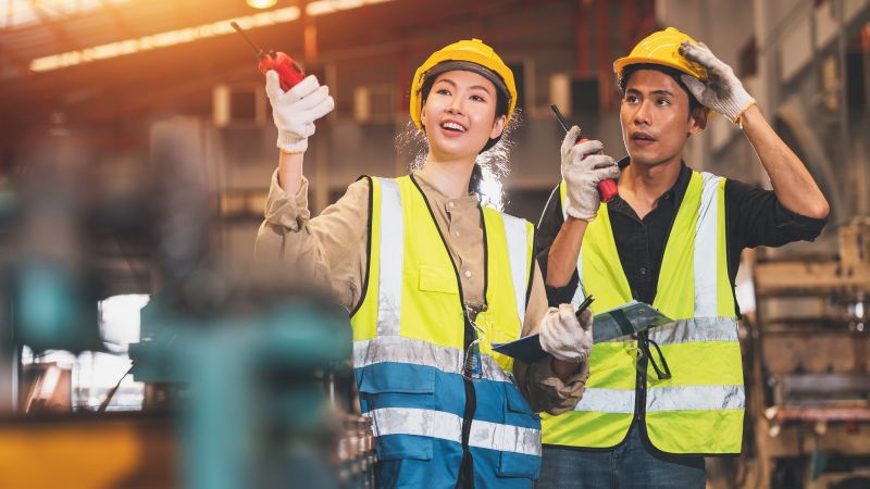 Người lao động kiểm tra máy móc trong nhà máy - First Consulting Group