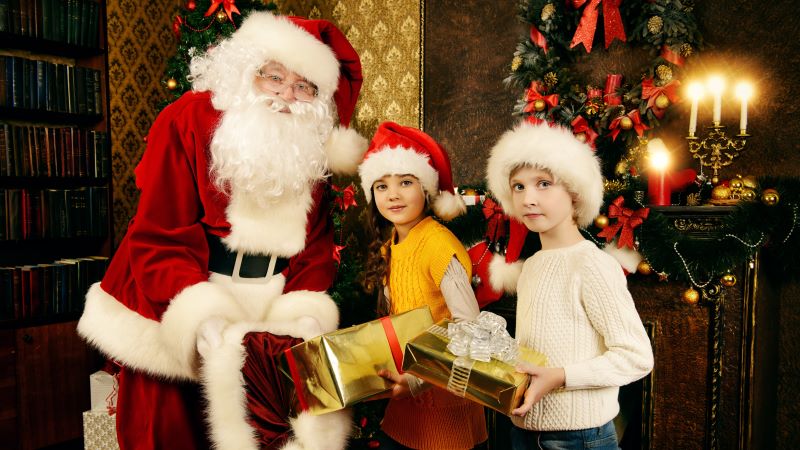 Ông già Noel tặng quà cho trẻ em dịp Giáng sinh Mỹ - First Consulting Group
