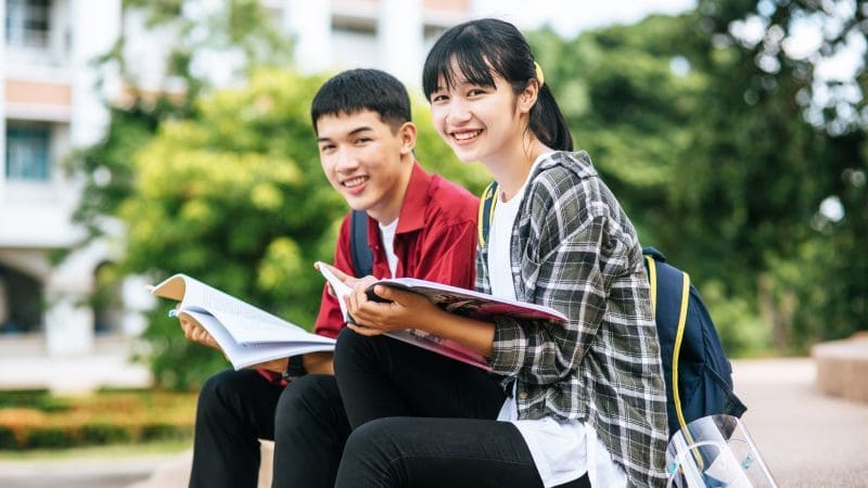 Năng lực đặc biệt thường được hiểu là có bằng cử nhân và ít nhất 5 năm kinh nghiệm chuyên môn tích lũy sau khi tốt nghiệp đại học