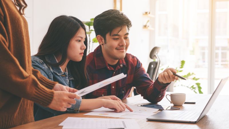 Người trẻ chuẩn bị hồ sơ và trao đổi thông tin khi làm thủ tục di trú Mỹ - First Consulting Group