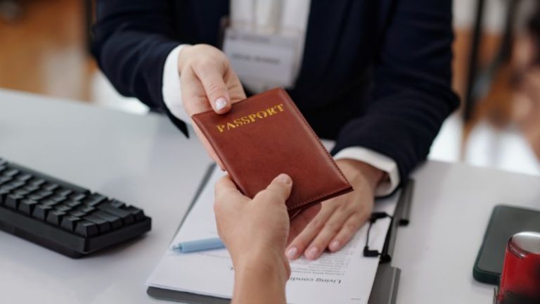 Hướng dẫn làm lại hộ chiếu bị mất trong và ngoài nước