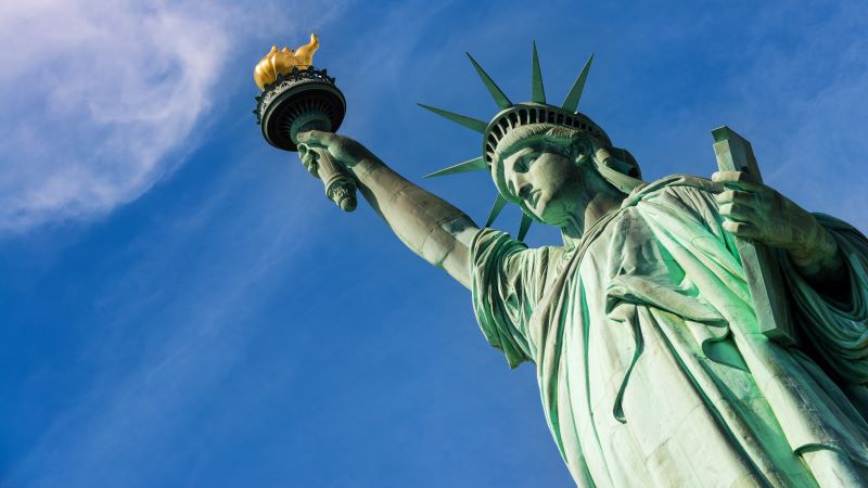 Cận cảnh Tượng Nữ thần Tự Do nhìn từ dưới lên - First Consulting Group