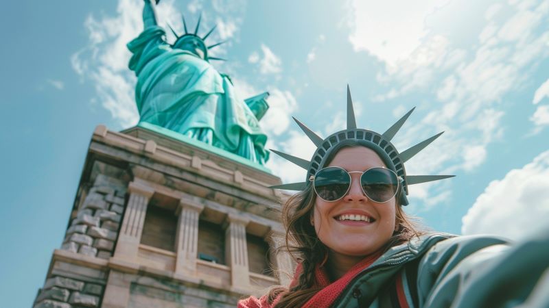 Tượng Nữ thần Tự Do và du khách chụp ảnh - First Consulting Group