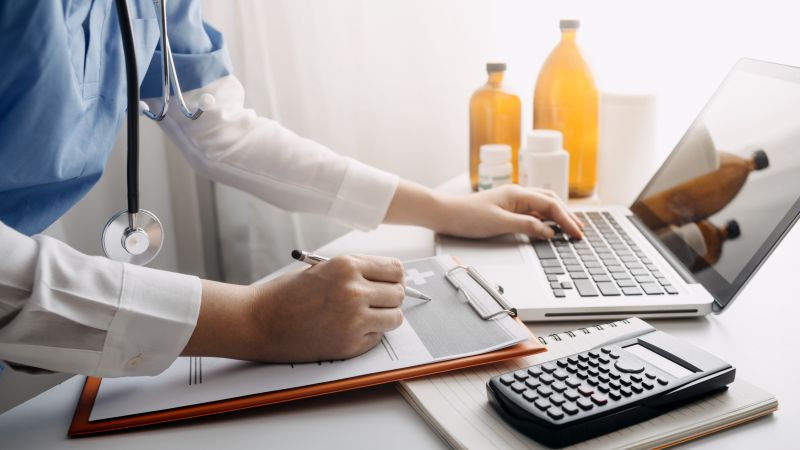 Chi phí y tế ở Mỹ có đắt không? Mức viện phí thực tế cho người mới định cư (2026) — First Consulting Group